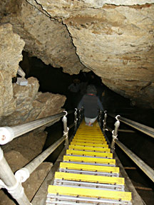 The marble
caves feature many steep ups and downs, some on ladders, others on carved rock steps