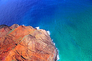 Dizzying view down into the Pacific on the Na Pali Coast